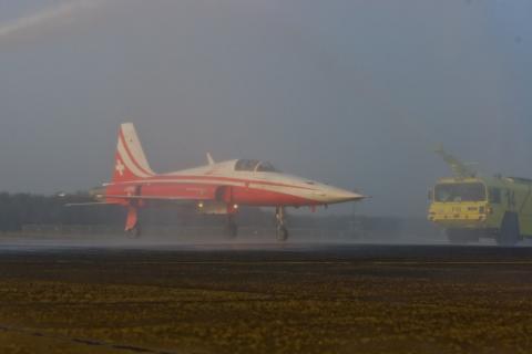 Firefighters give an aviation salute to 'Sigi' after his last international Patrouille Suisse flight (photo by David Goovaerts)